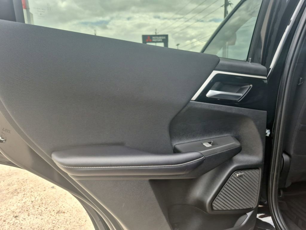 Used 2025 Mitsubishi Outlander ES image 18