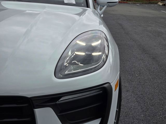 Used 2025 Porsche Macan image 12