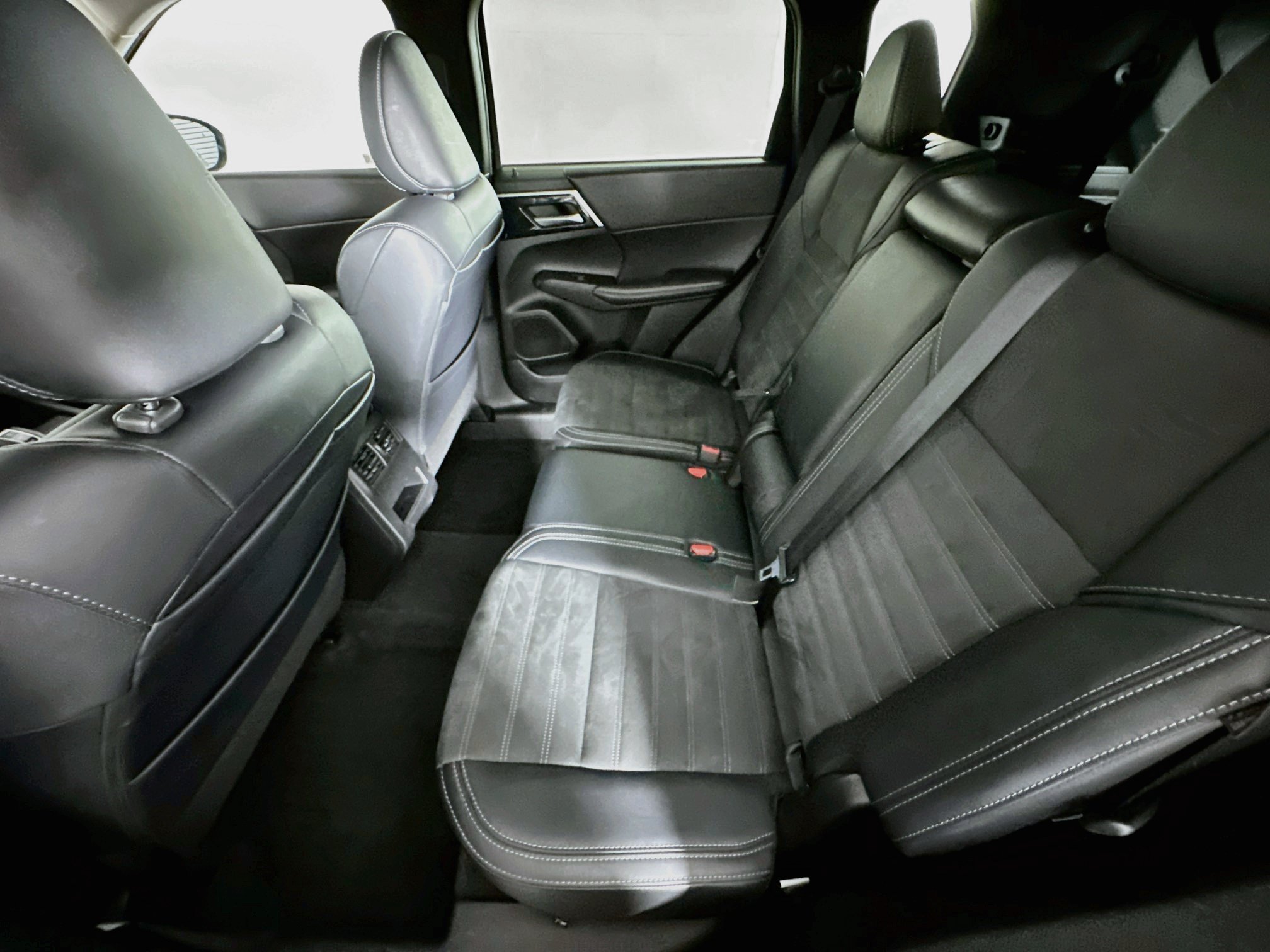 Used 2024 Mitsubishi Outlander SE AWD/4WD image 28