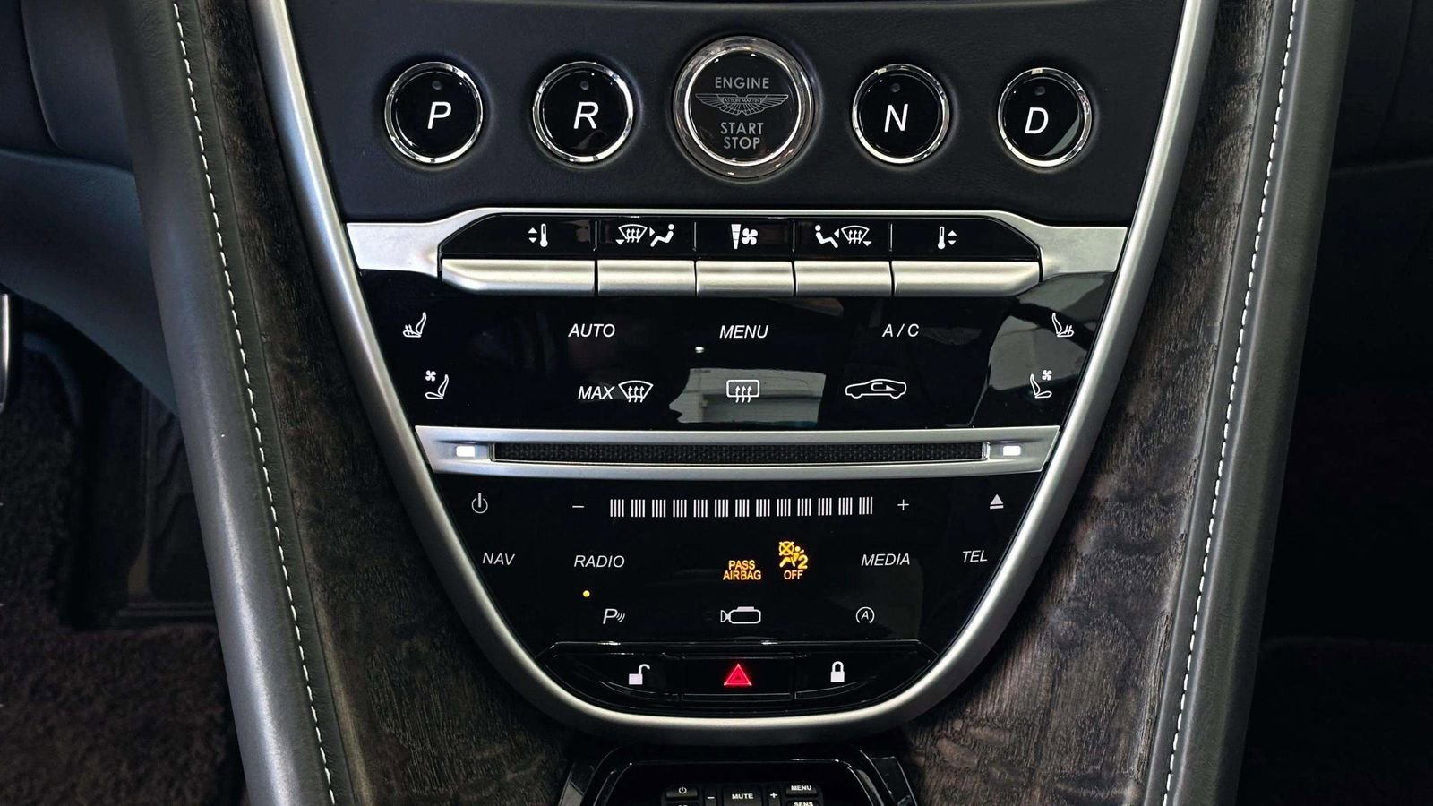 Used 2022 Aston Martin DB11 Coupe image 32