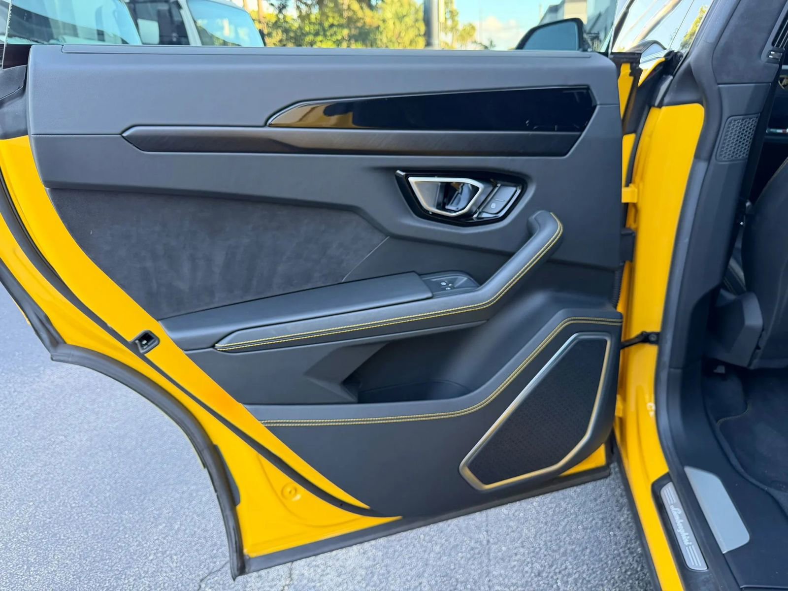 Used 2021 Lamborghini Urus AWD/4WD image 29