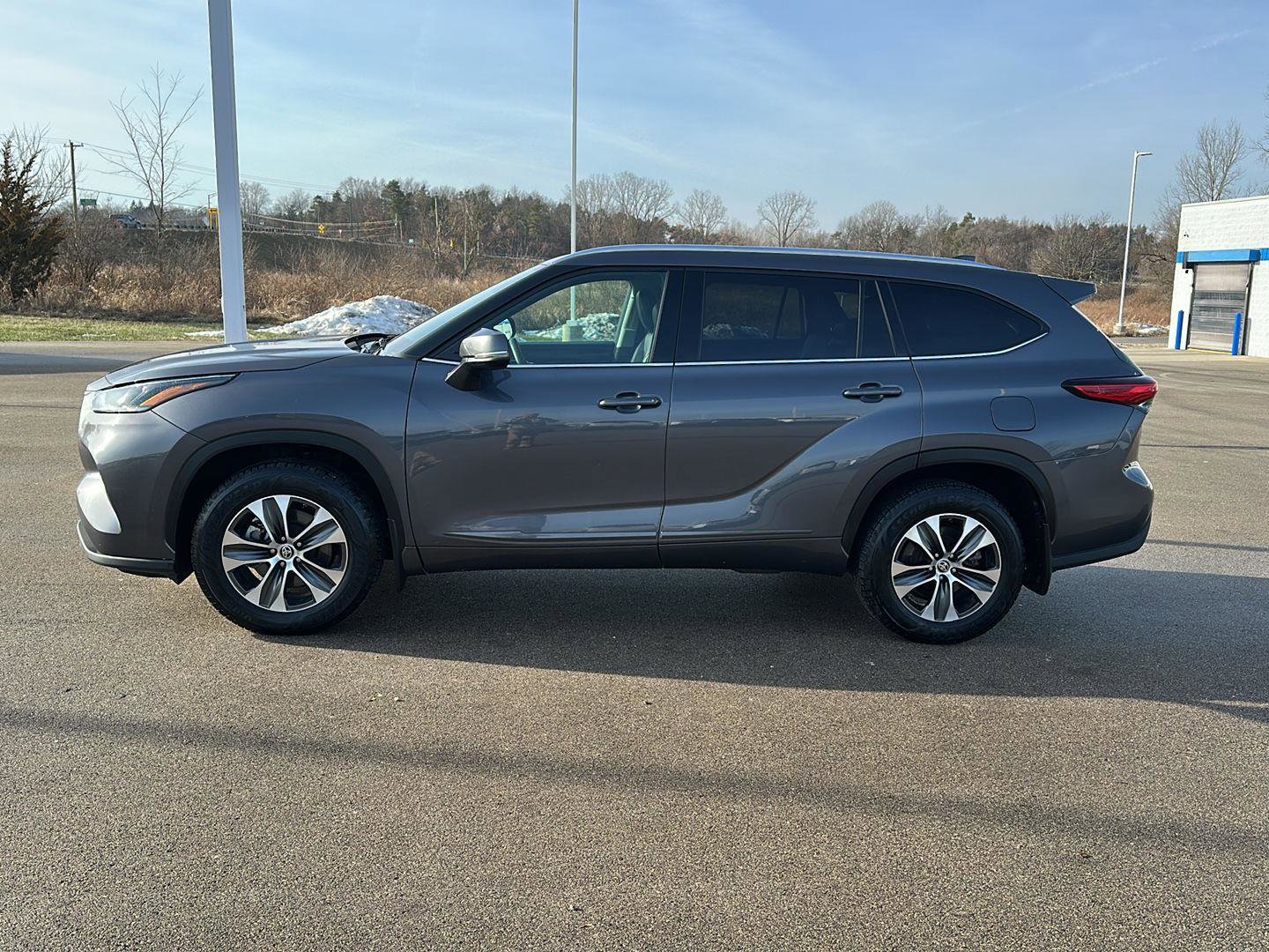 Used 2021 Toyota Highlander XLE image 2