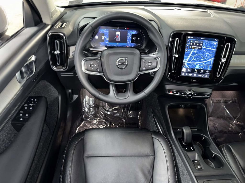 Used 2023 Volvo XC40 B4 Core w/ Convenience Package image 4