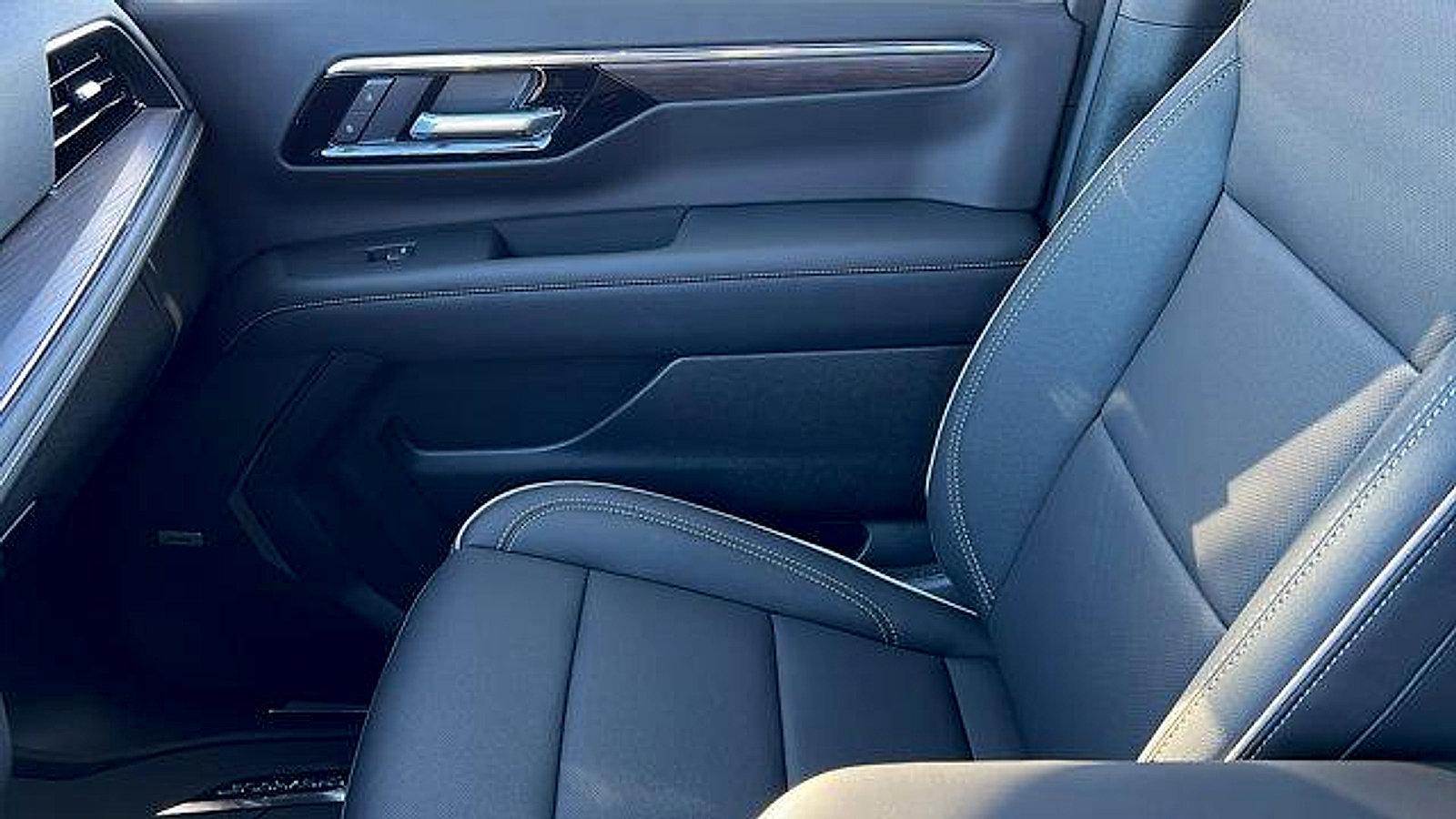 New 2026 Chevrolet Suburban Premier image 23