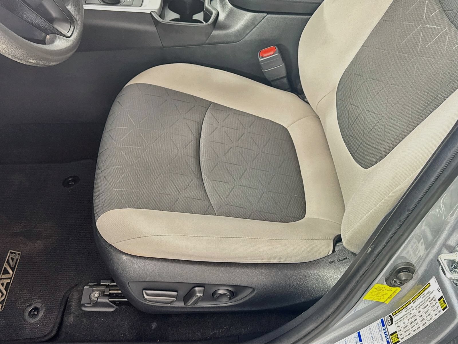 Used 2021 Toyota RAV4 XLE AWD/4WD image 14