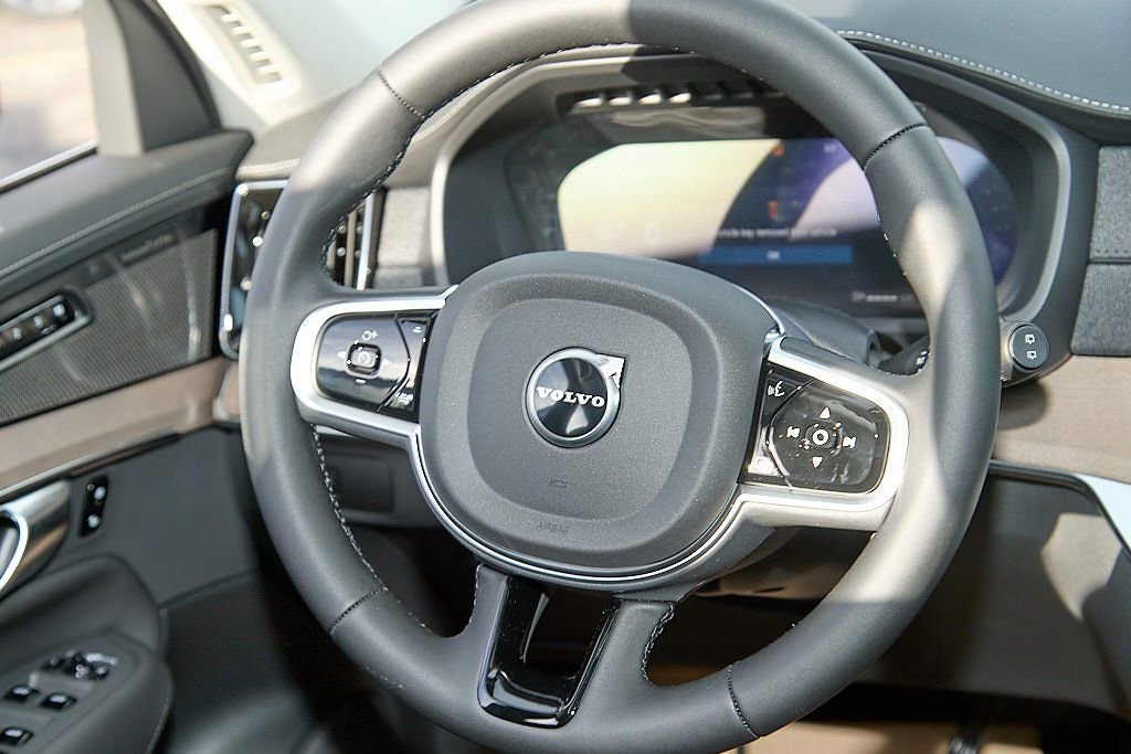 New 2026 Volvo XC90 B6 Plus w/ Protection Package Premier image 27