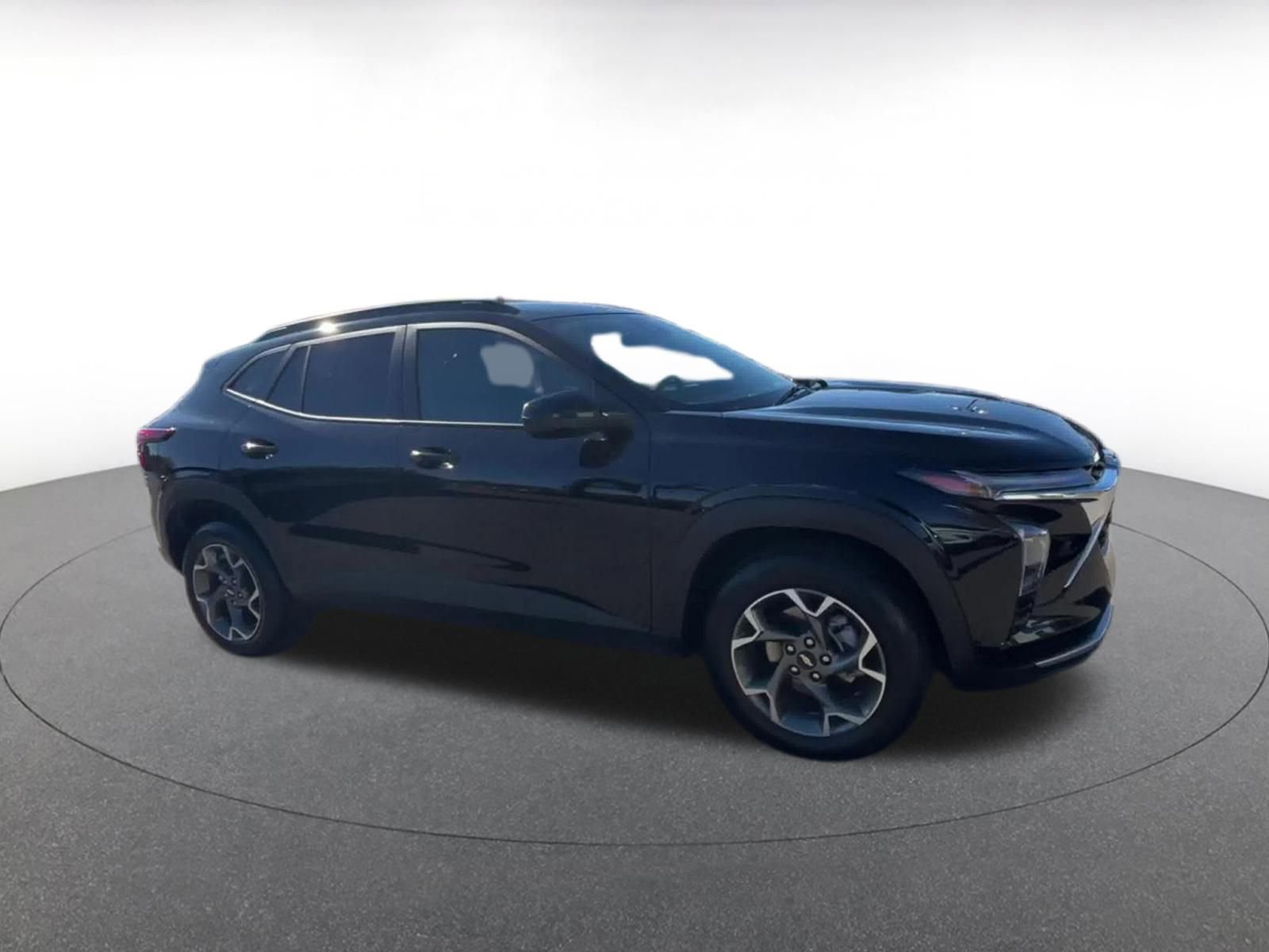 Used 2025 Chevrolet Trax LT image 2