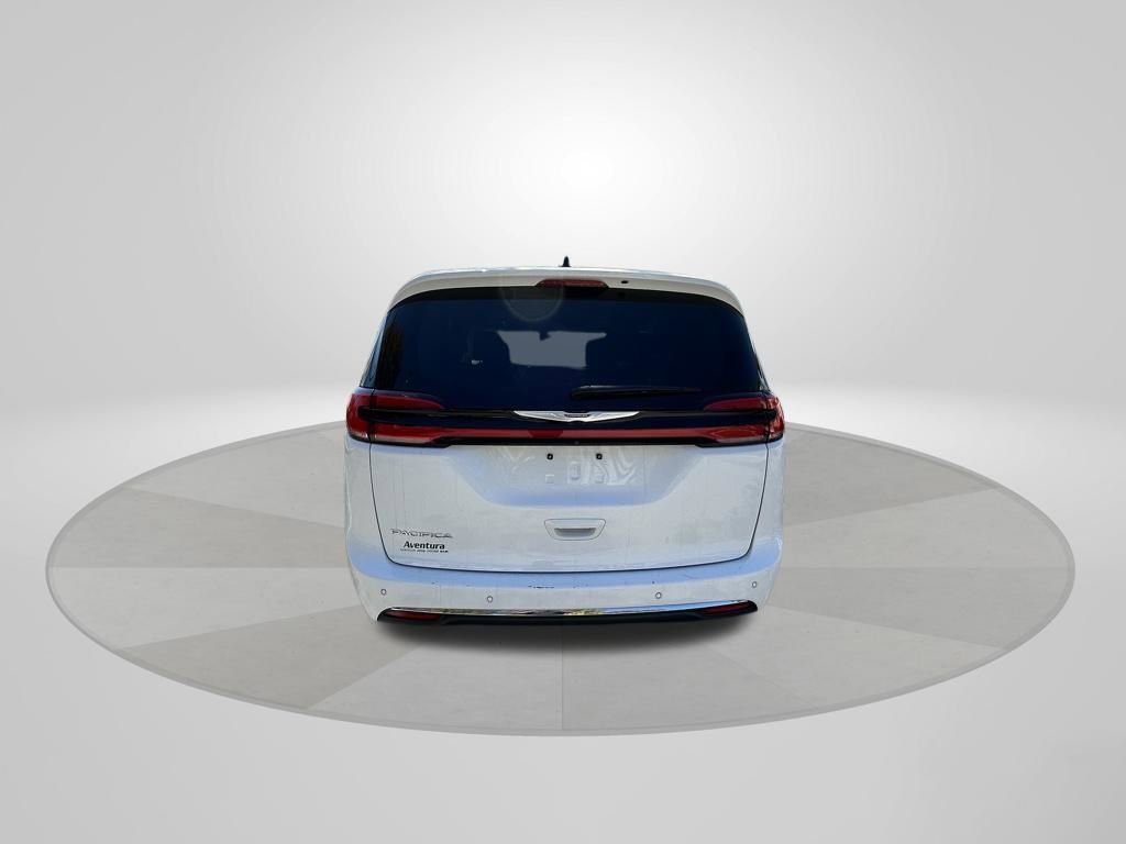 Used 2023 Chrysler Pacifica Touring-L image 6