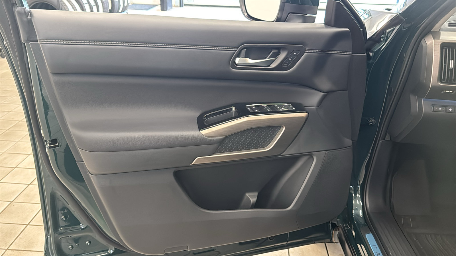 Used 2025 Nissan Pathfinder Platinum AWD/4WD image 22
