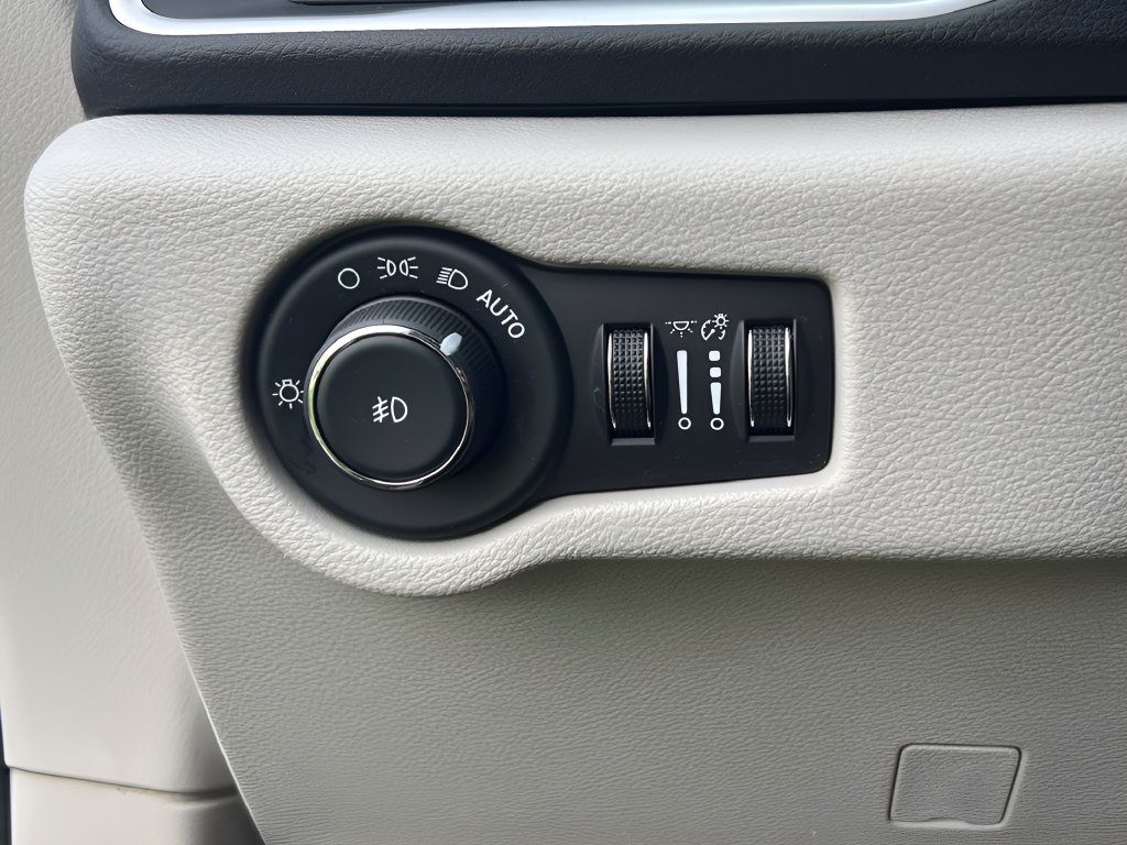 Used 2018 Chrysler Pacifica Touring Plus w/ Tire & Wheel Group FWD image 20