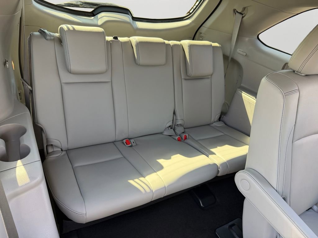 Used 2017 Toyota Highlander XLE w/ Carpet Mat Package image 9