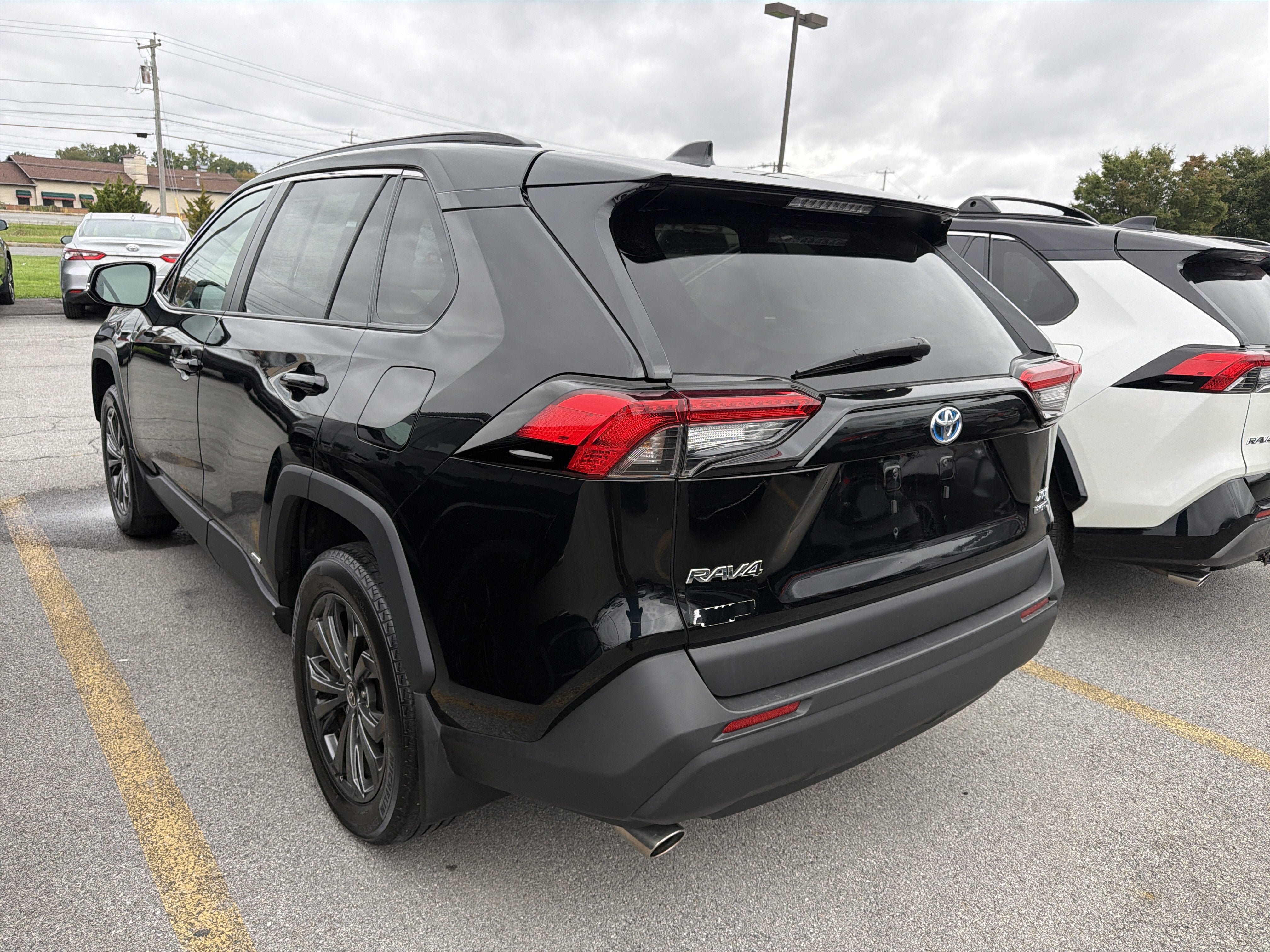 Used 2022 Toyota RAV4 XLE Premium AWD/4WD image 6