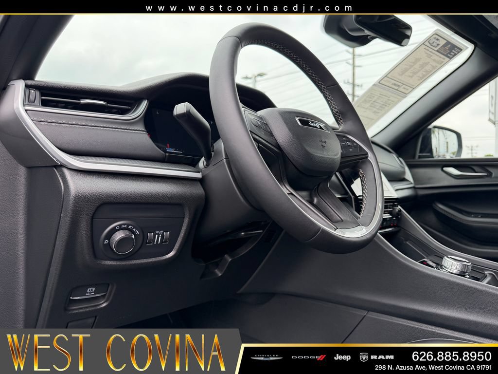 Used 2025 Jeep Grand Cherokee Altitude RWD image 15