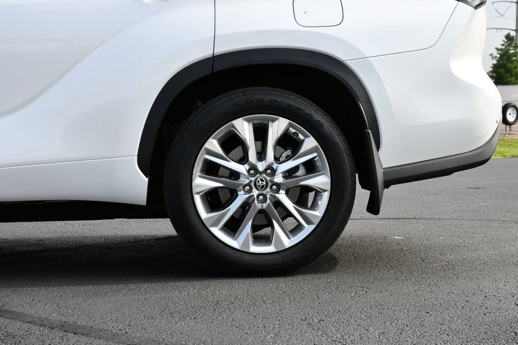 Used 2024 Toyota Highlander Limited FWD image 11