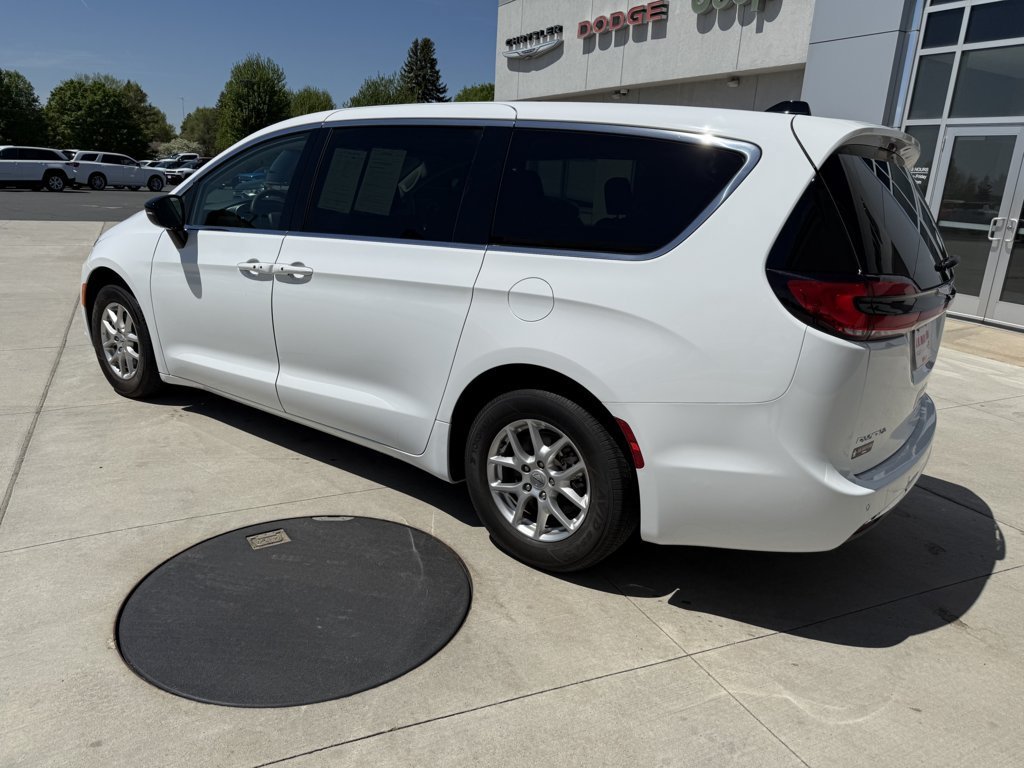 Used 2024 Chrysler Pacifica Touring-L FWD image 6