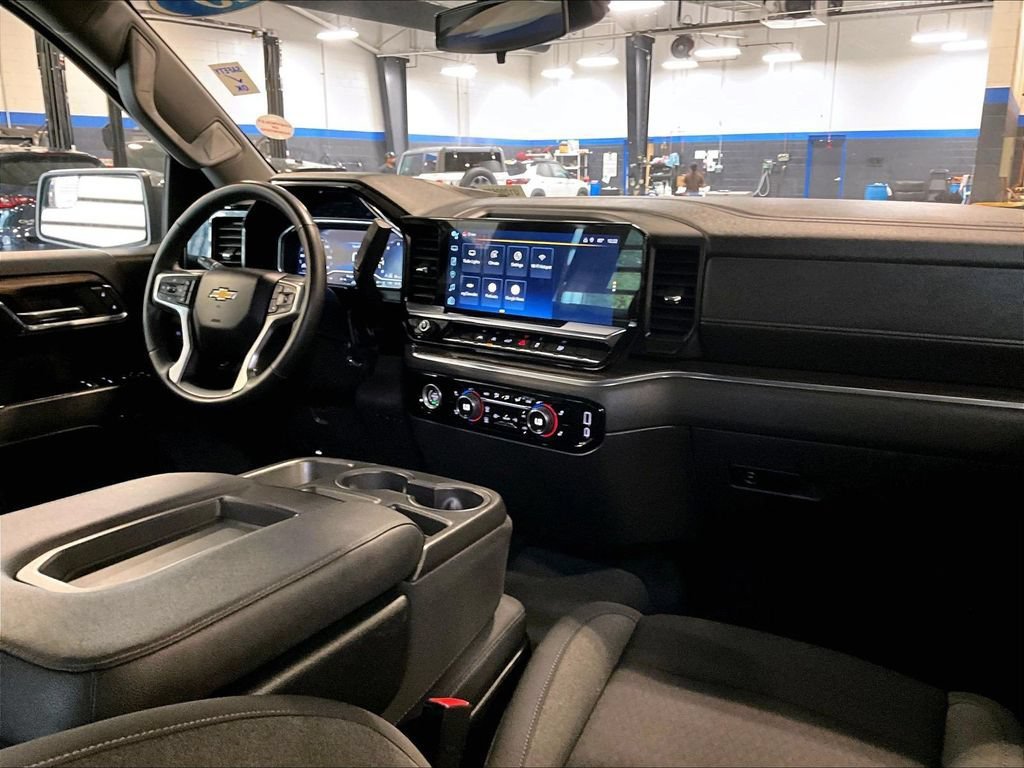 Used 2023 Chevrolet Silverado 1500 LT AWD/4WD image 14