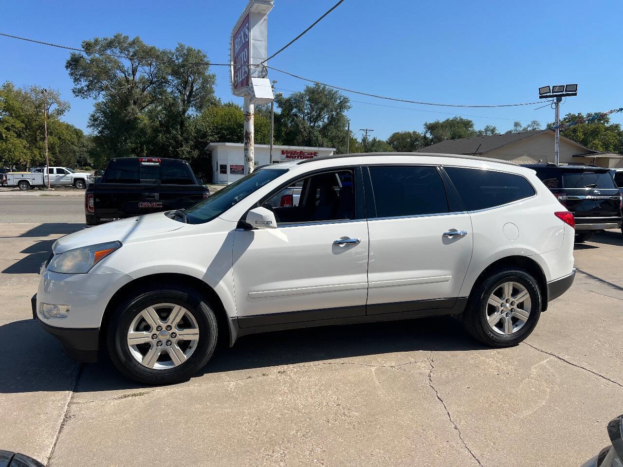 Used 2011 Chevrolet Traverse LT image 2