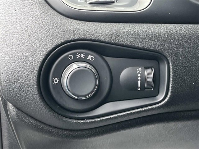 Used 2023 Jeep Renegade Latitude image 32