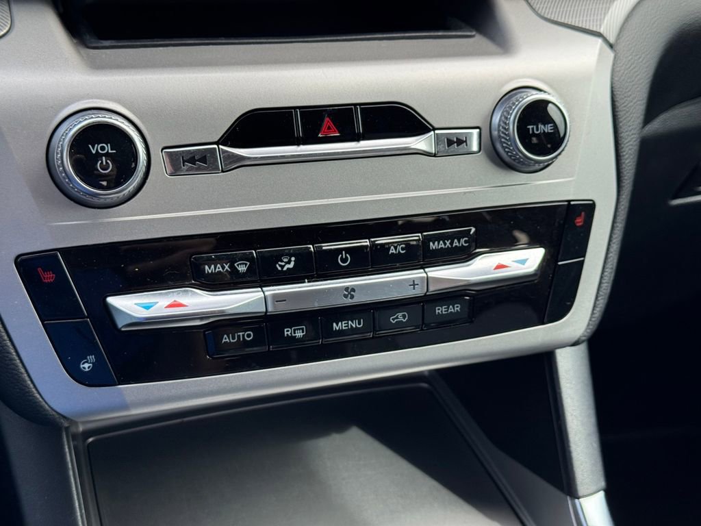 Used 2022 Ford Explorer XLT w/ Equipment Group 202A image 22