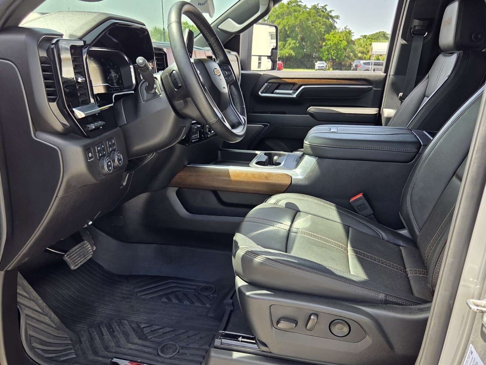 Used 2024 Chevrolet Silverado 2500 High Country w/ Technology Package AWD/4WD image 9