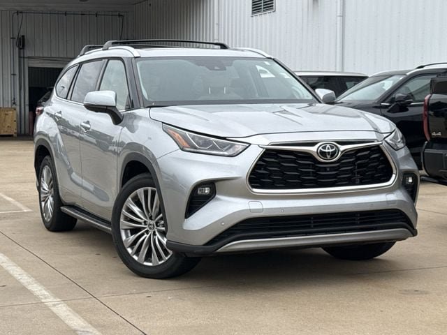 Used 2023 Toyota Highlander Platinum FWD image 2