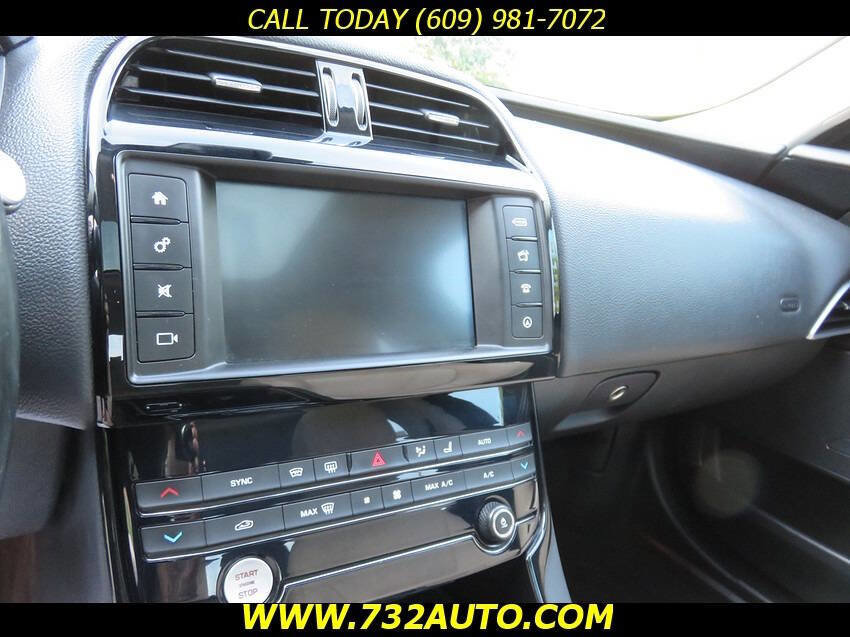 Used 2017 Jaguar XE image 11