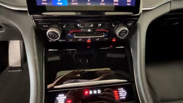 Used 2023 Jeep Grand Cherokee Overland w/ Luxury Tech Group IV AWD/4WD image 27