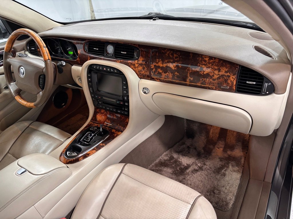 Used 2008 Jaguar XJ8 L image 17