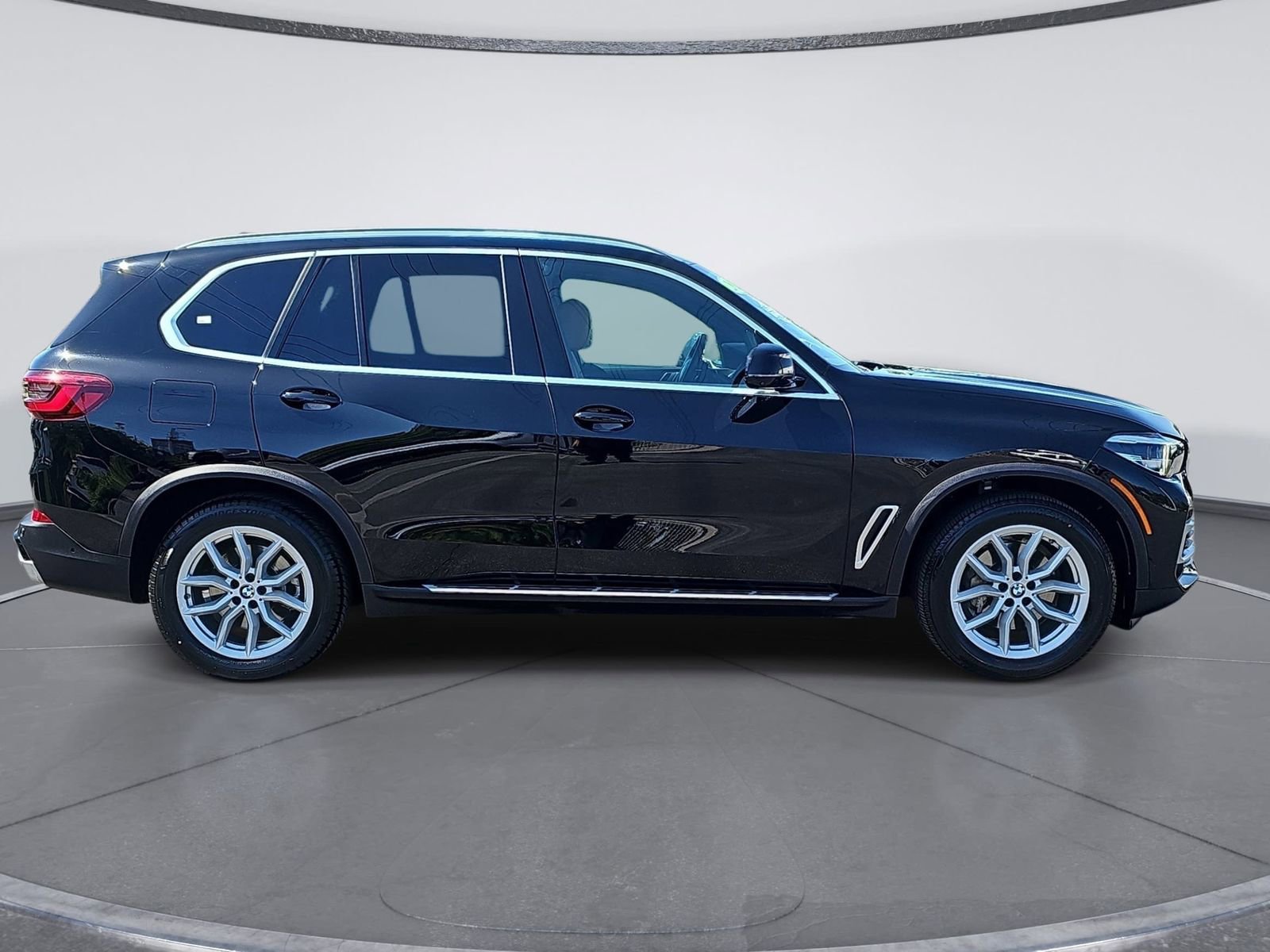 Used 2023 BMW X5 sDrive40i w/ Parking Assistance Package image 2