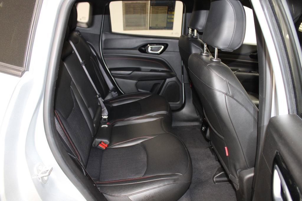 Used 2025 Jeep Compass Trailhawk image 31