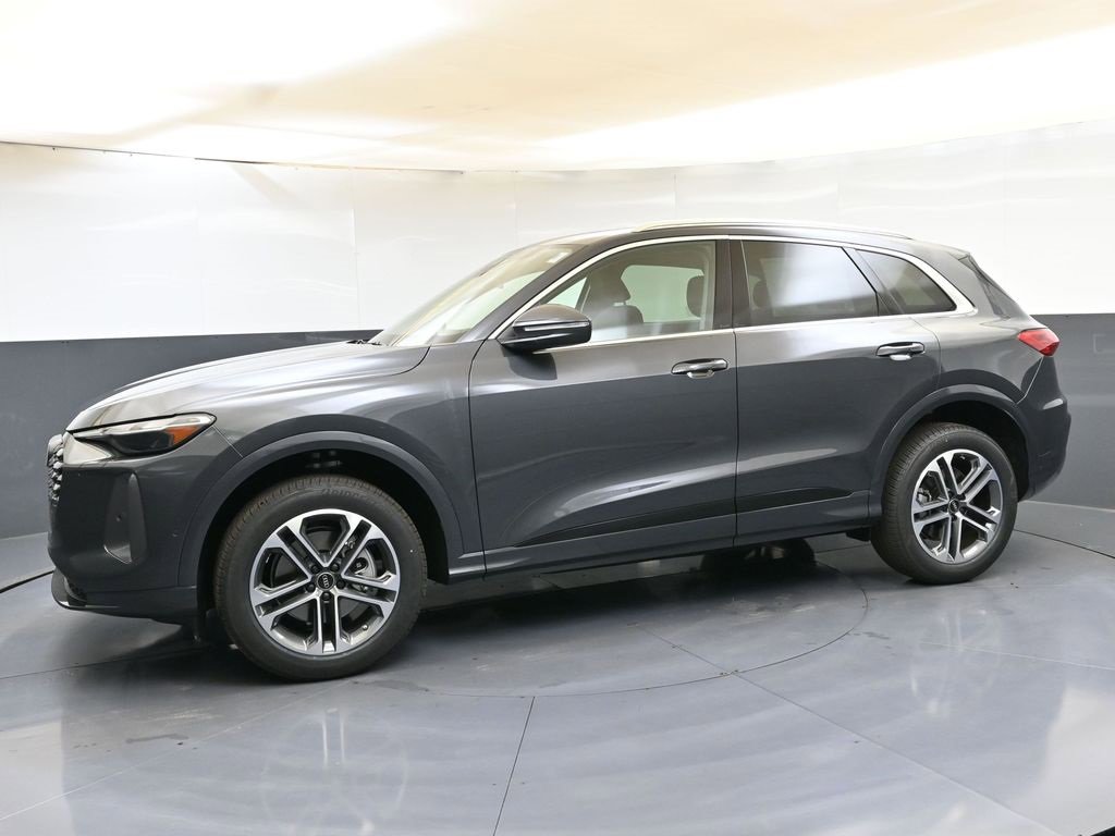 Used 2025 Audi Q5 2.0T Premium w/ Convenience Package image 2