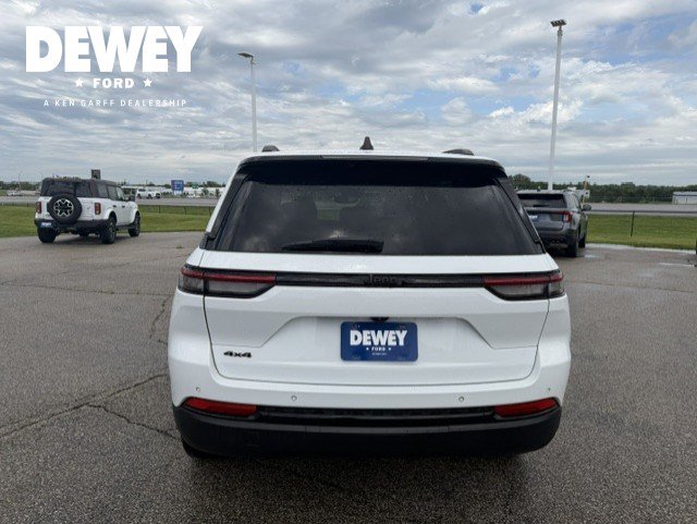 Used 2022 Jeep Grand Cherokee Altitude AWD/4WD image 7