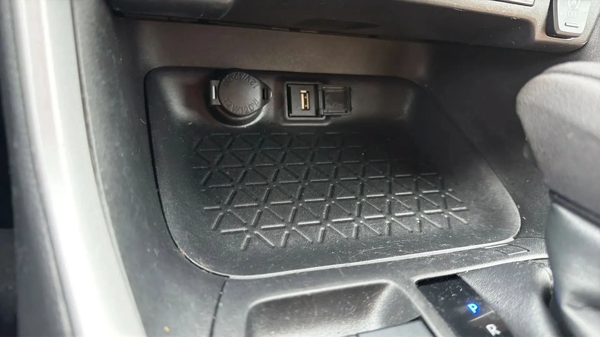Used 2022 Toyota RAV4 LE AWD/4WD image 19