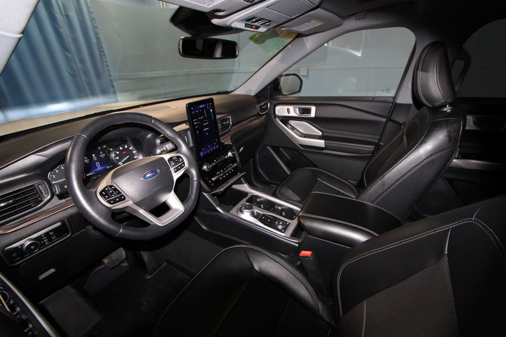 Used 2023 Ford Explorer Limited w/ Limited Technology Package image 2