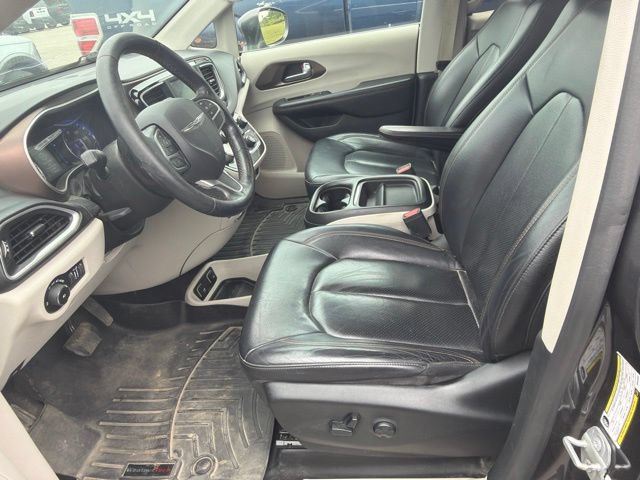 Used 2019 Chrysler Pacifica Touring-L FWD image 4