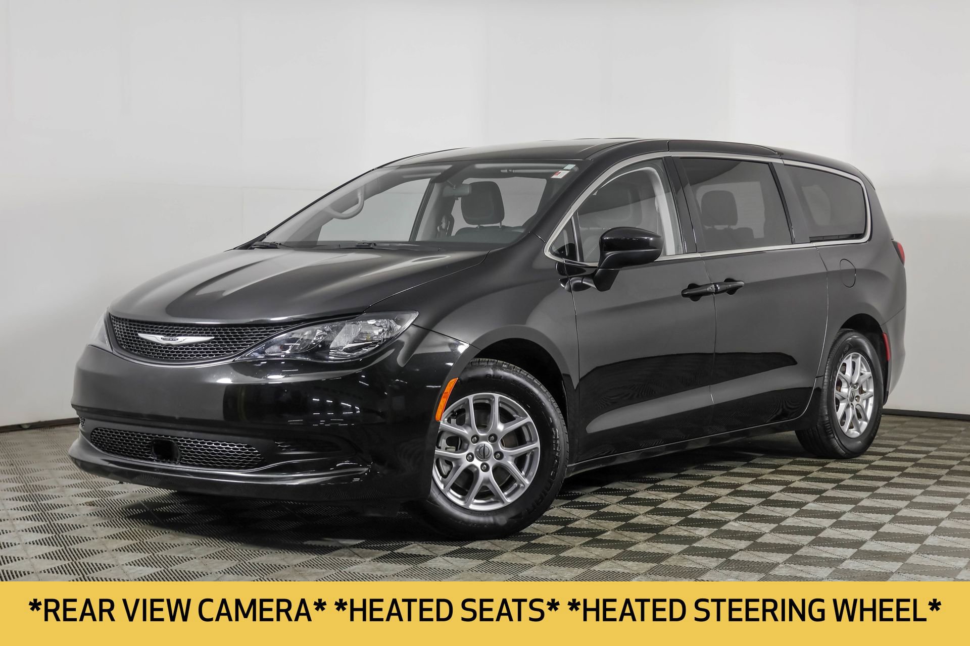 Used 2022 Chrysler Voyager LX image 2