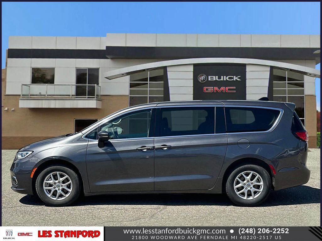 Used 2023 Chrysler Pacifica Touring-L FWD image 2