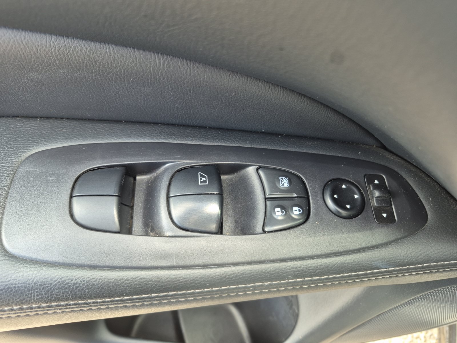 Used 2020 Nissan Pathfinder S FWD image 15
