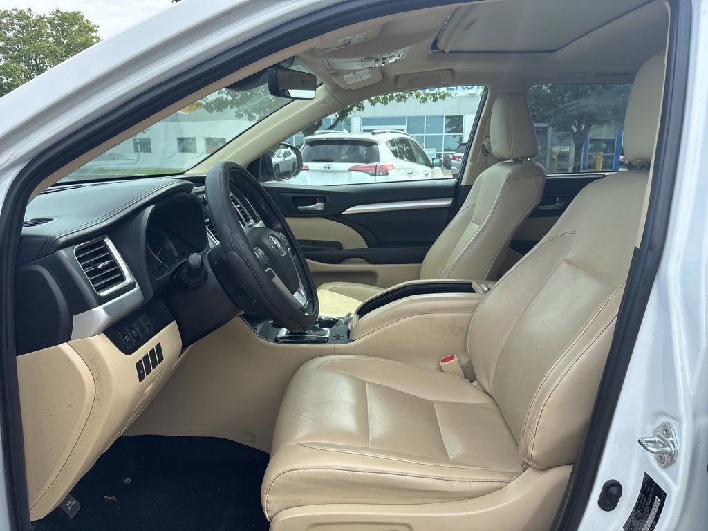 Used 2019 Toyota Highlander XLE AWD/4WD image 16