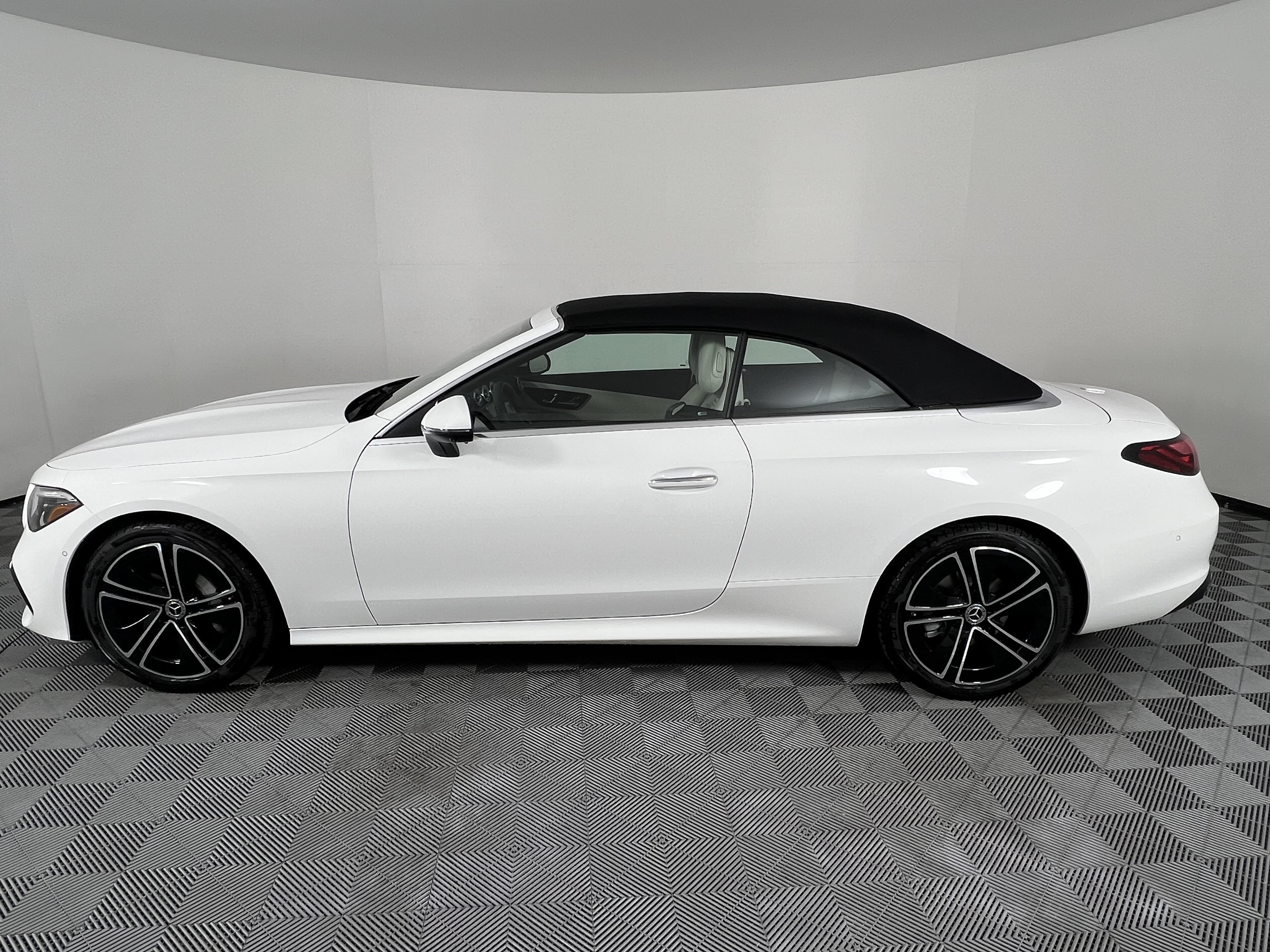 New 2027 Mercedes-Benz CLE 300 4MATIC Cabriolet image 9