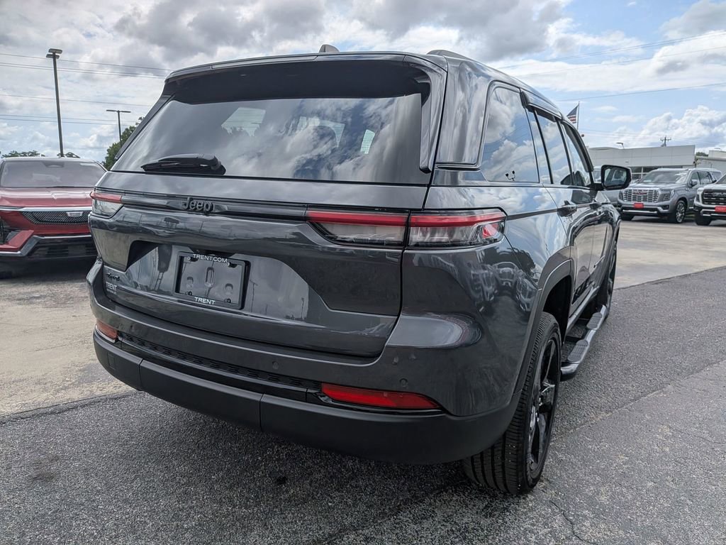 Used 2024 Jeep Grand Cherokee Altitude AWD/4WD image 4