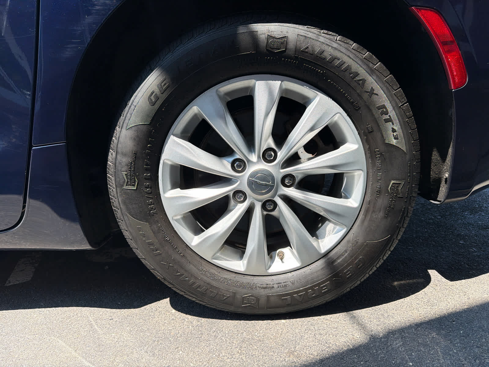 Used 2017 Chrysler Pacifica Touring w/ Tire & Wheel Group FWD image 12