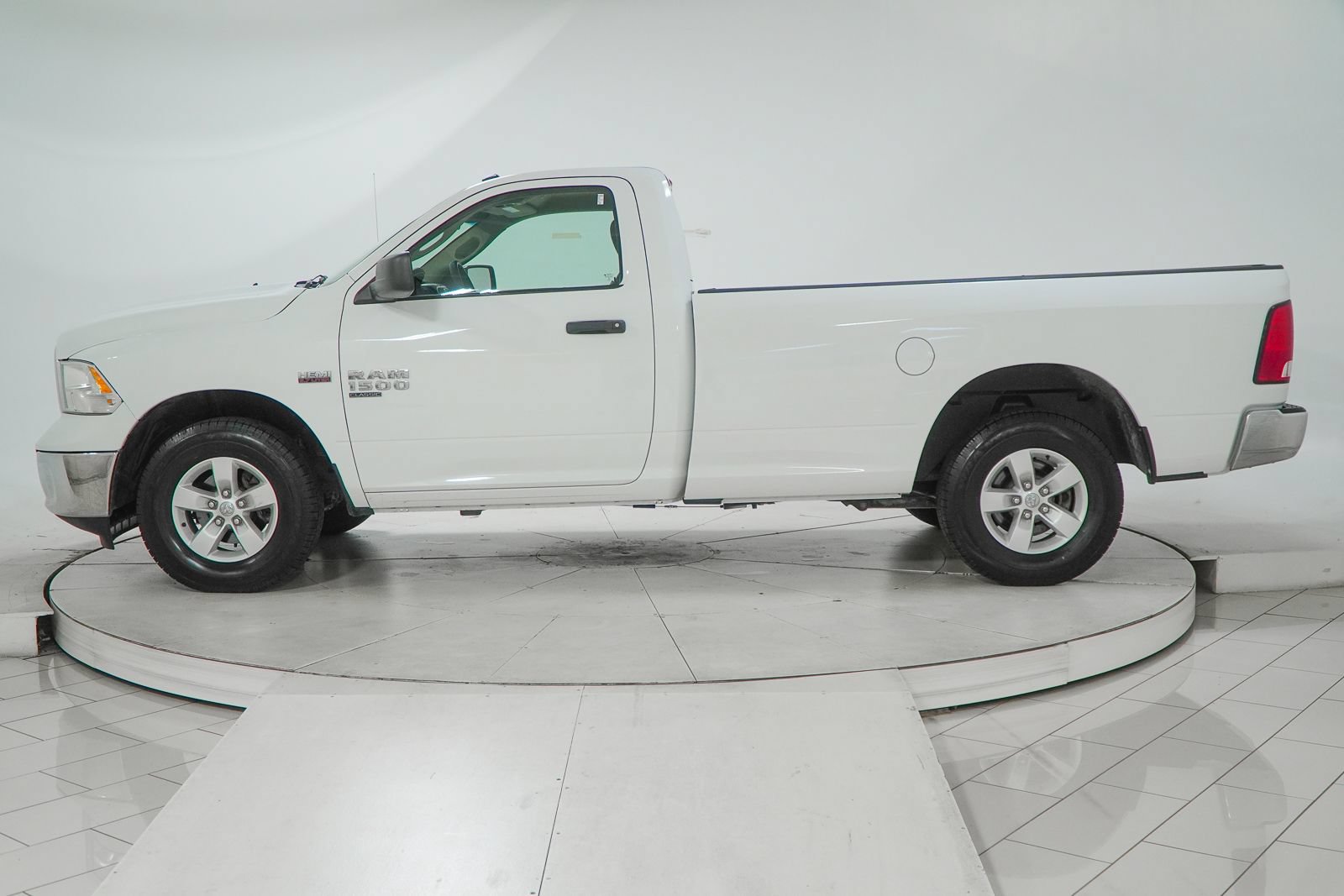 Used 2022 RAM 1500 Classic SLT AWD/4WD image 5
