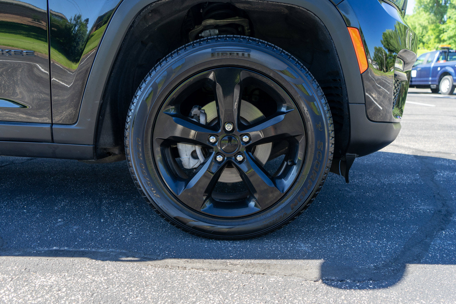 Used 2023 Jeep Grand Cherokee Limited w/ Black Appearance Package AWD/4WD image 11