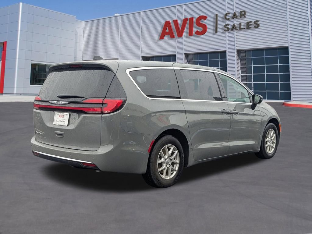 Used 2025 Chrysler Pacifica Select image 6