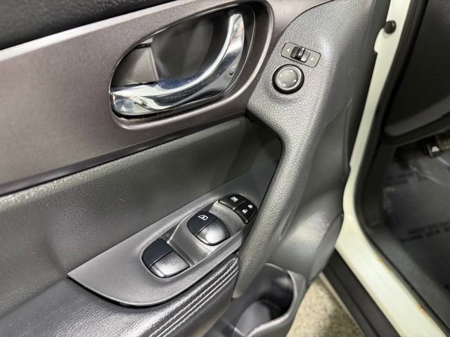 Used 2016 Nissan Rogue SV AWD/4WD image 18