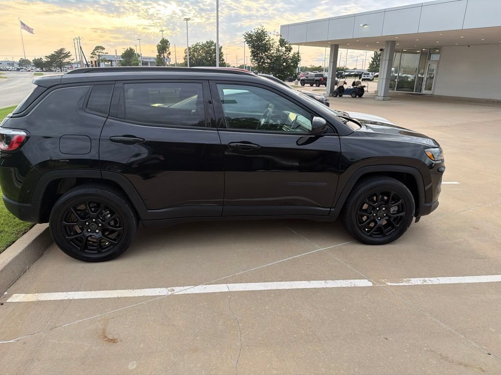 Used 2026 Jeep Compass Latitude AWD/4WD image 4