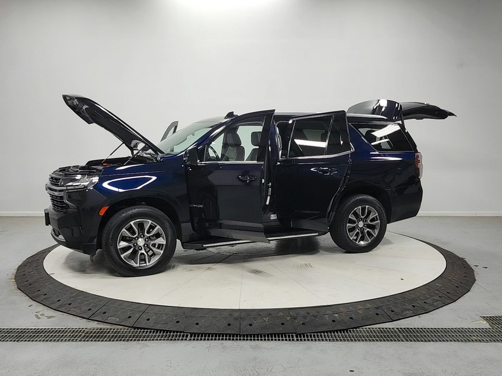 Used 2022 Chevrolet Tahoe LT w/ Luxury Package AWD/4WD image 13