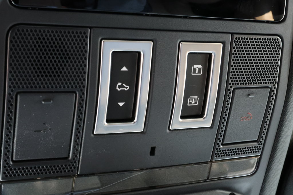 New 2026 Land Rover Defender 110 X-Dynamic SE AWD/4WD image 26