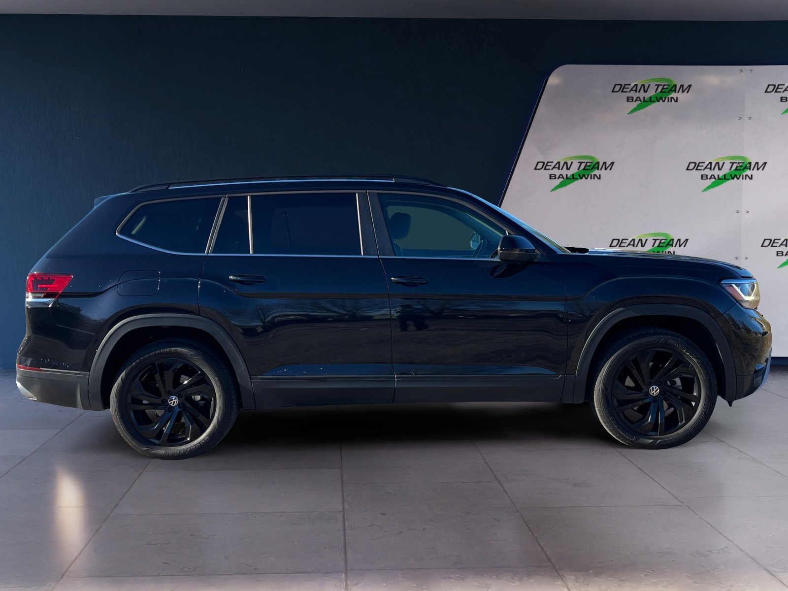 Certified 2023 Volkswagen Atlas SE w/ Black Wheel Package image 9